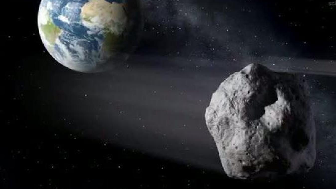 <p>Die grafische Darstellung zeigt einen Asteroiden beim Vorbeiflug an der Erde.</p>