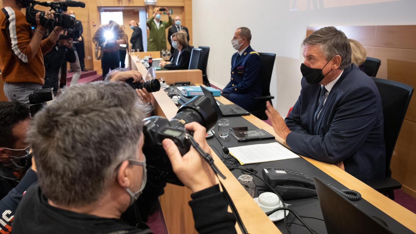 <p>Anhörung im parlamentarischen Ausschuss: der ehemalige Innenminister und heutige Ministerpräsident Flanderns, Jan Jambon, der Generalkommissar der föderalen Polizei, Marc De Mesmaeker, und dessen Vorgängerin Catherine De Bolle (v.r.n.l.)</p>
