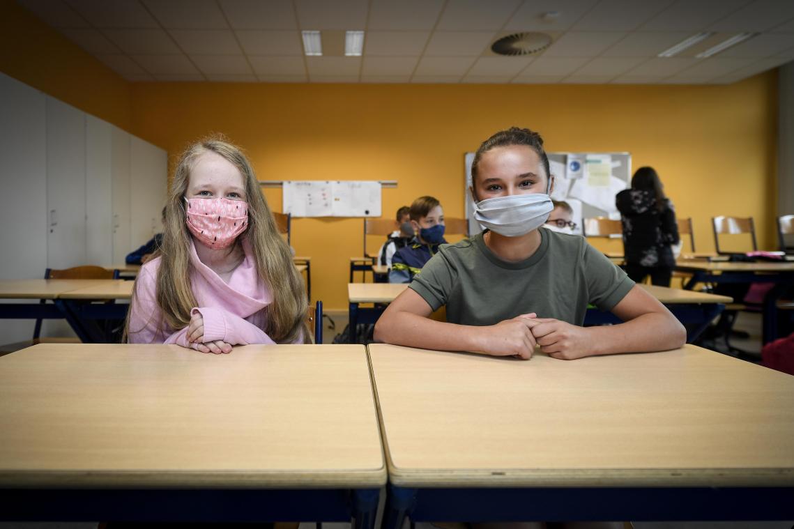 <p>Anaïs Kaldenbach (l.) und Mona Malinowski haben den ersten Schultag mit Maske unbeschadet überstanden.</p>