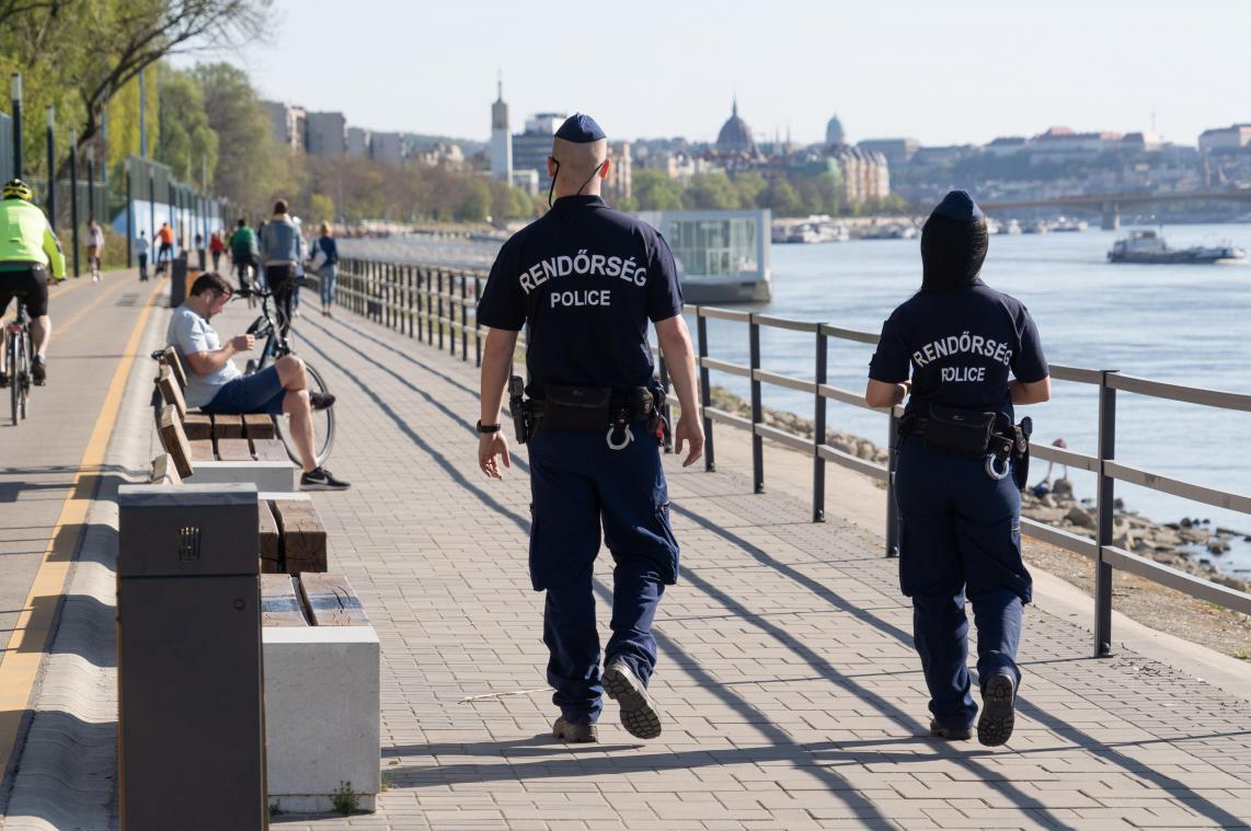 <p>Polizeistreife am Ufer der Donau in Budapest.</p>