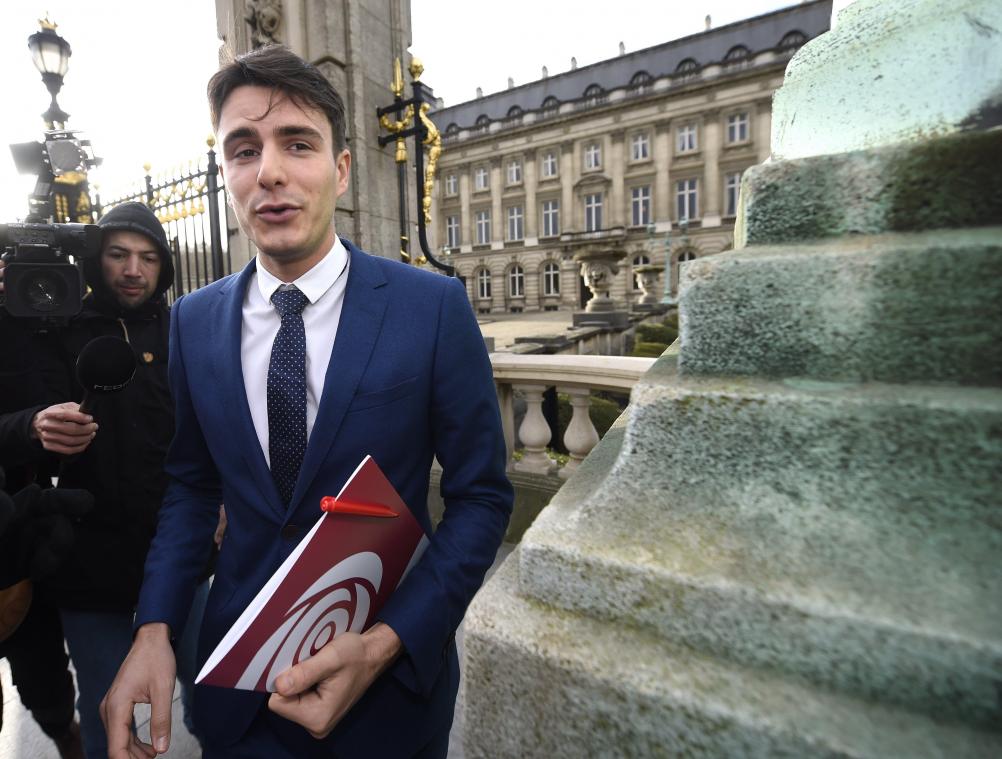 <p>Der SP.A-Vorsitzende Conner Rousseau hat die CD&amp;V am Donnerstag eindringlich dazu aufgerufen, sich endlich mit an den Verhandlungstisch zu setzen.</p>