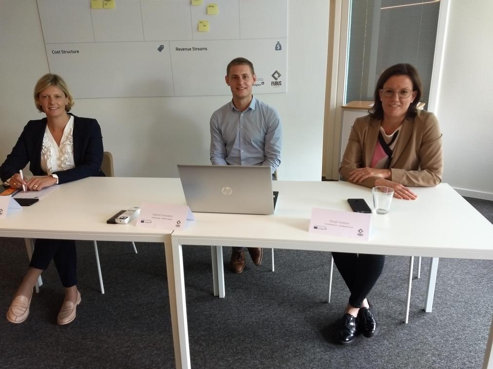 <p>Sie stellten das neue Projekt „Qubus Ostbelgien - Ort der Ideen“ vor: Nathalie Klinkenberg, WFG-Geschäftsführerin, Qubus-Projektmanager Gabriel Schnackers, und Margit Veithen, Geschäftsführerin von Ostbelgien Invest (v.l.).</p>