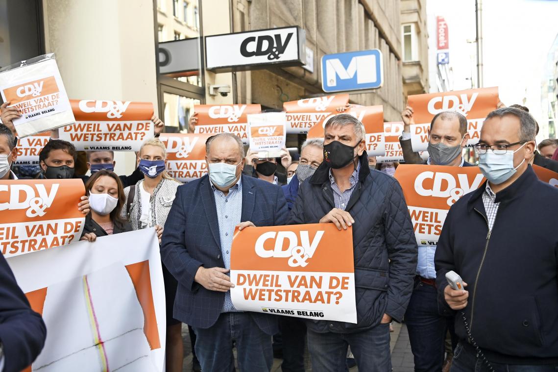 <p>Vlaams Belang: „CD&amp;V Putzlappen der Rue de la Loi?“</p>