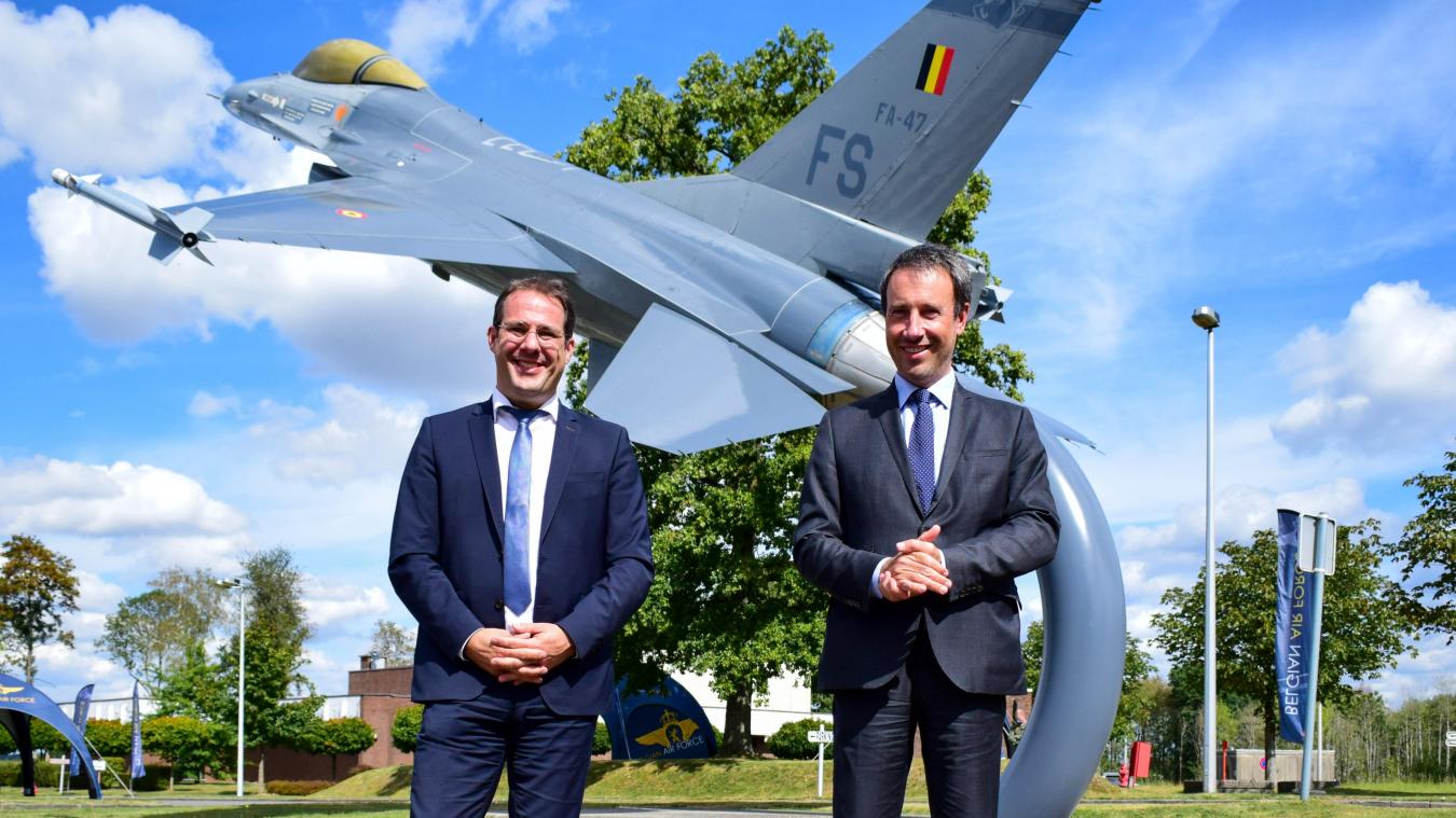 <p>Verteidigungsminister Philippe Goffin (r.) und Haushaltsminister David Clarinval bei ihrem Besuch in Florennes.</p>