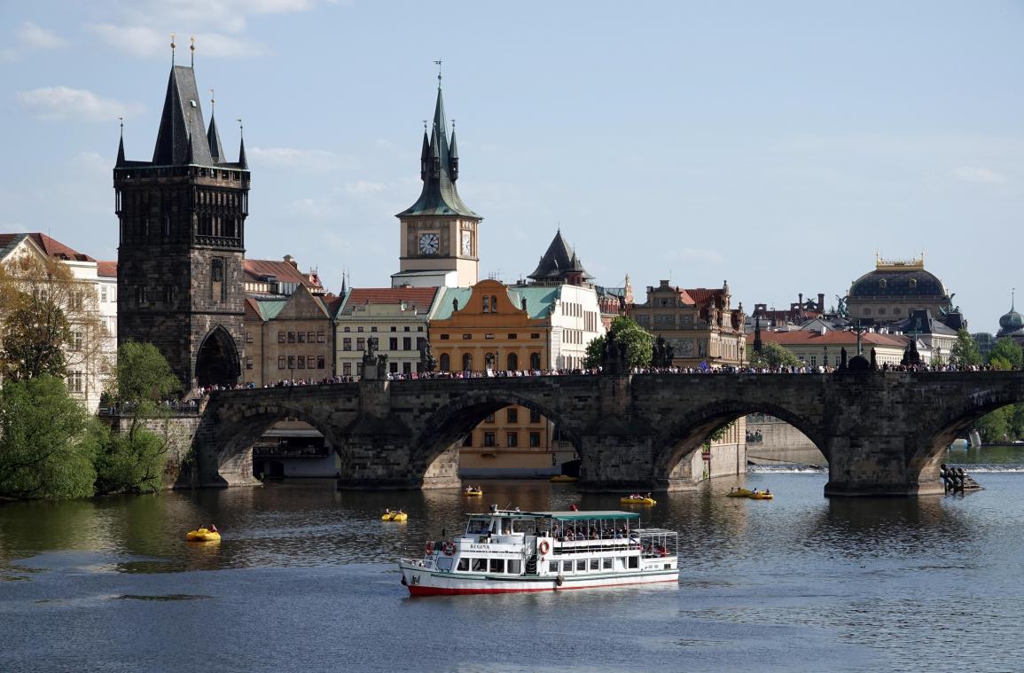 <p>Sehenswürdigkeiten wie die Prager Karlsbrücke locken immer mehr Besucher nach Tschechien.</p>