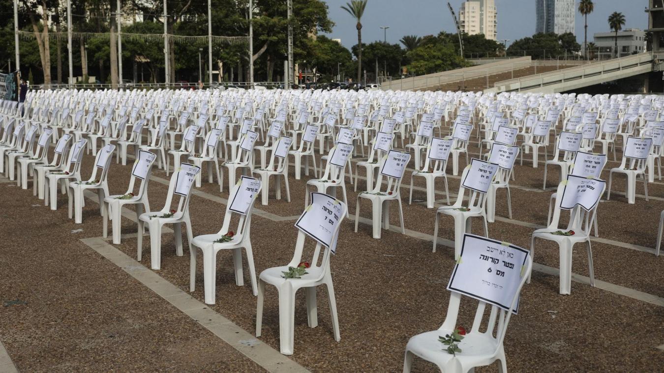 <p>Israel, Tel Aviv: 1.000 Plastikstühle mit je einer roten Rose und einem Zettel mit dem Namen einer Person, die an Covid-19 verstorben ist, auf dem Rabin-Platz. Die Zahl der Todesfälle in Israel im Zusammenhang mit einer Corona-Infektion sind stark angestiegen.</p>