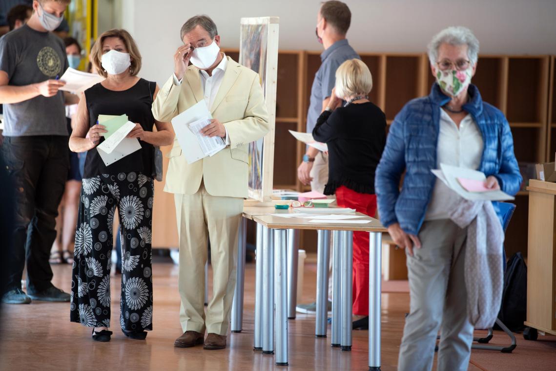 <p>Armin Laschet (CDU, M), Ministerpräsident von Nordrhein-Westfalen, und seine Frau Susanne (l) warten in Aachen im Wahllokal auf die Stimmabgabe.</p>