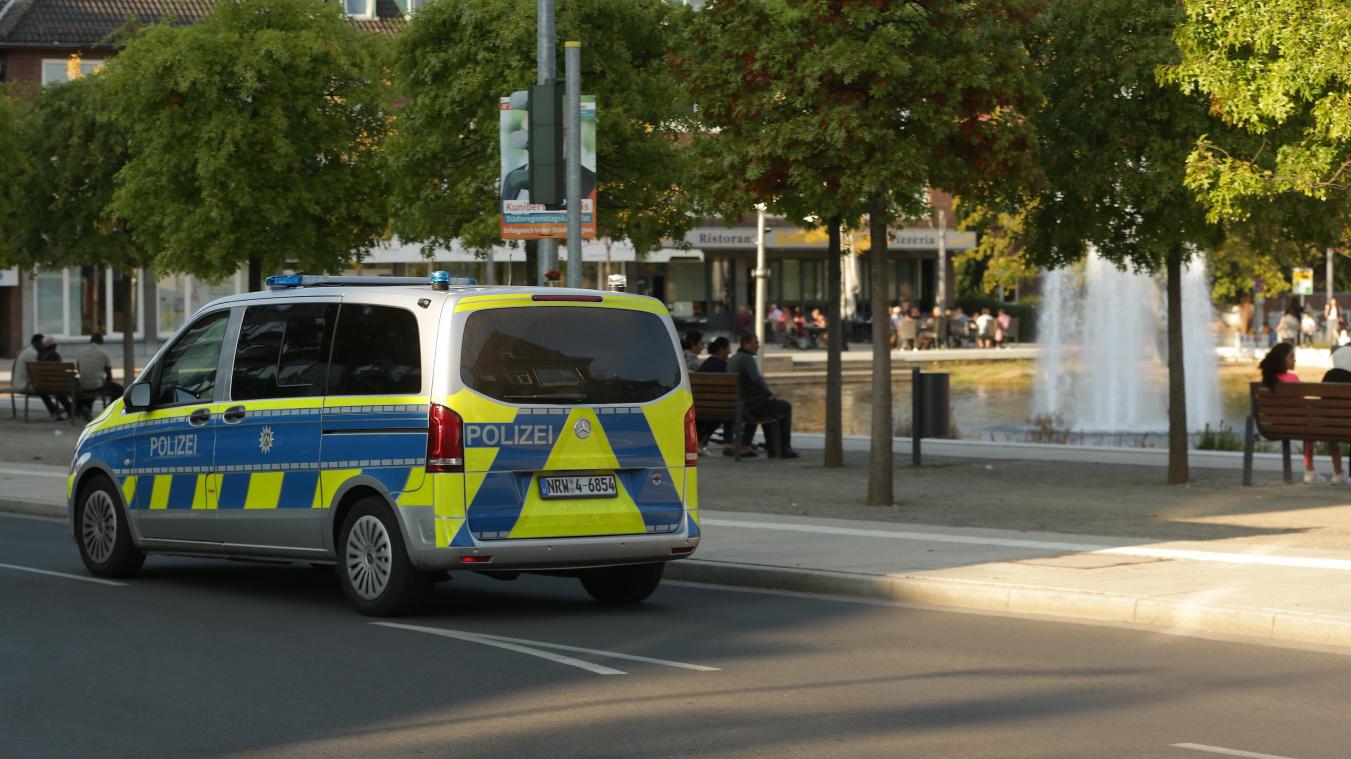 <p>Ein Polizei Fahrzeug fährt am Bastinsweiher im Ortskern von Stolberg vorbei. Nach einer mutmaßlich islamistisch motivierten Attacke in dem Ort bei Aachen ist ein Verdächtiger festgenommen worden.</p>
