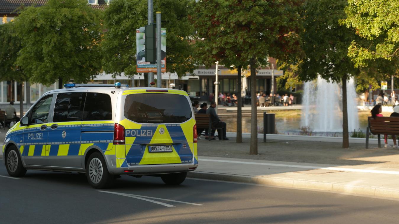 <p>Stolberg: Ein Polizei Fahrzeug fährt am Bastinsweiher im Ortskern von Stolberg vorbei. Nach einer mutmaßlich islamistisch motivierten Attacke in dem Ort bei Aachen ist ein Verdächtiger festgenommen worden.</p>