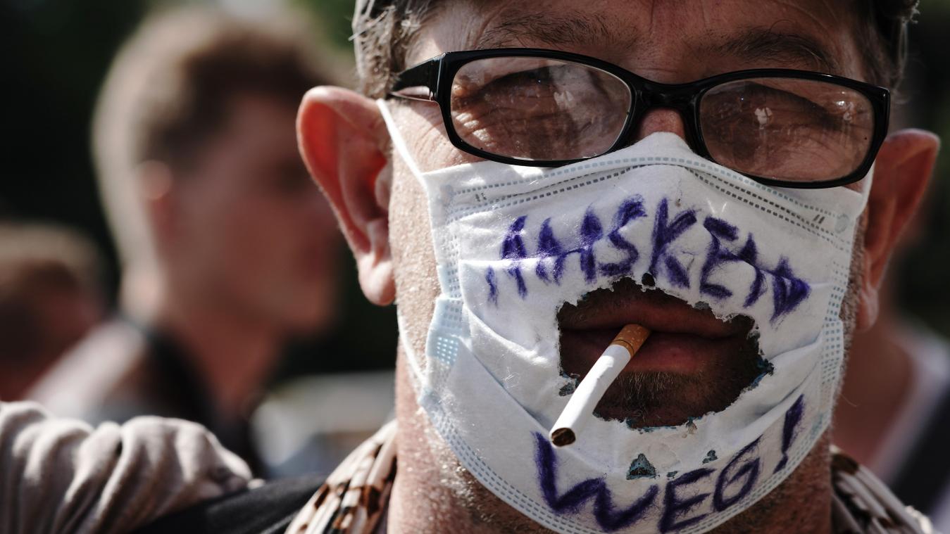 <p>„Masken Weg!“ steht auf dem „Mundschutz“ eines Teilnehmers einer Demonstration gegen Corona-Maßnahmen.</p>