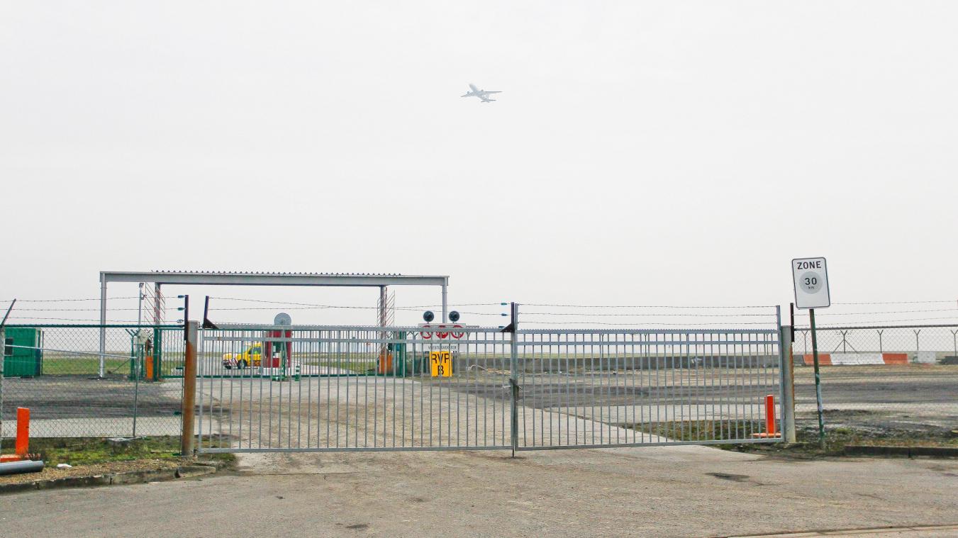 <p>Durch diese Absperrung des Flughafengeländes gelangten die acht Räuber im Februar 2013 auf das Rollfeld.</p>