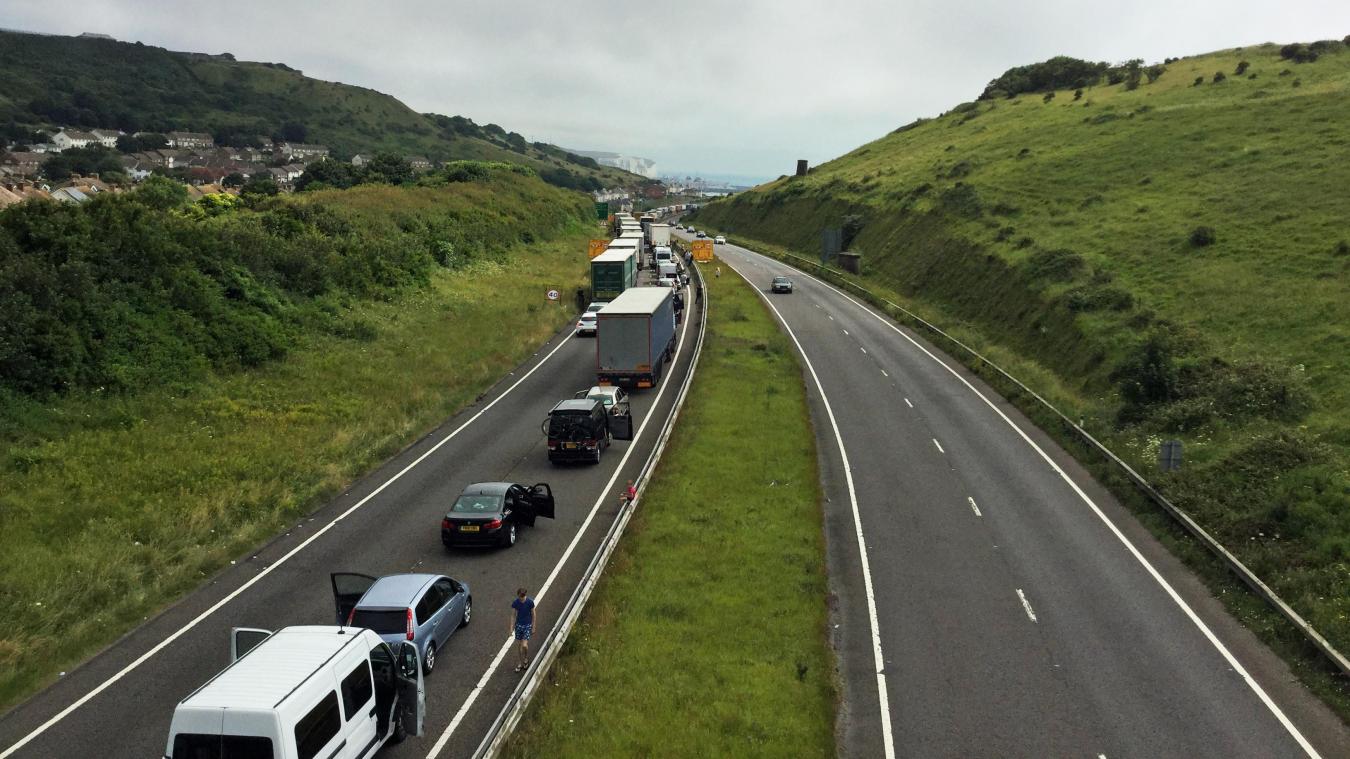 <p>Die Abbildung zeigt eine große Schlange von Fahrzeugen aufgrund von verschärften Grenzkontrollen in Dover.</p>