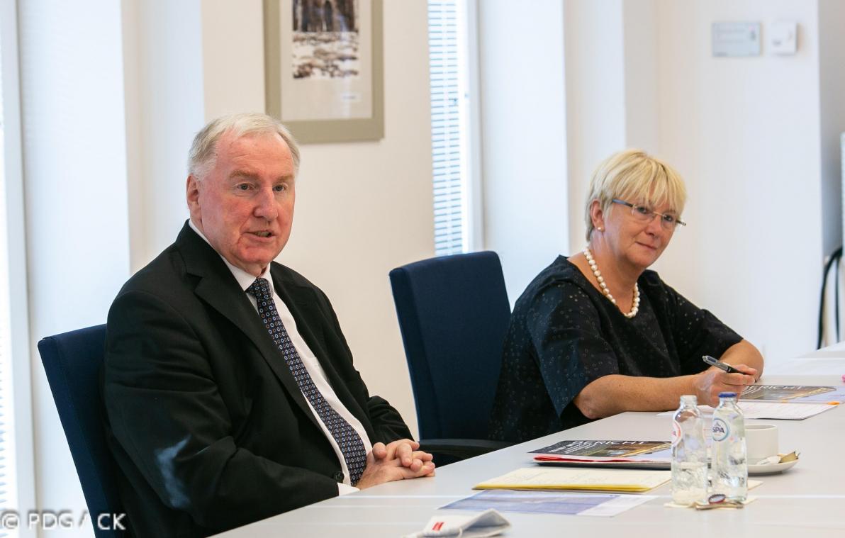 <p>Präsentierten den Bericht: PDG-Präsident Karl-Heinz Lambertz und seine Stellvertreterin Patricia Creutz-Vilvoye</p>