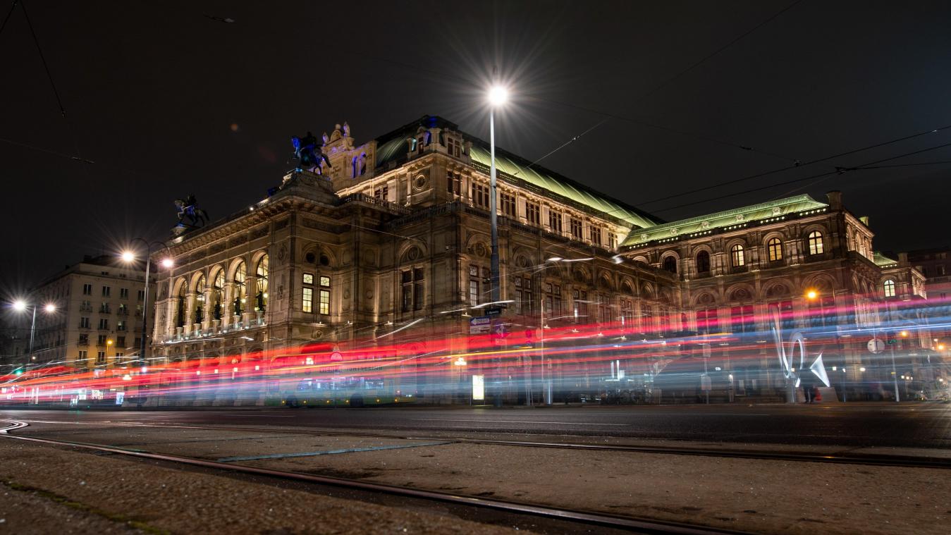 <p>Wien: Die Lichter vorbeifahrender Autos sind vor der Wiener Staatsoper am Abend zu sehen.</p>