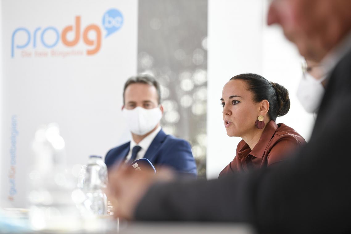 <p>Berührt nahm Lydia Klinkenberg die Nominierung als neue Bildungsministerin der DG durch ProDG an.</p>