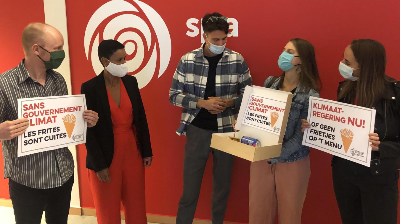 <p>Eine Delegation der aus Dutzenden Organisationen bestehenden Klimakoalition überraschte am Freitag die Vorregierungsbildner (Conner Rousseau, 3.v.l.) mit Pommes Frites und Bier, um die zukünftige Mehrheit an das Problem der Erderwärmung zu erinnern: In Belgien könnten die Kartoffelernte und die Bierproduktion die Folgen tragen.</p>