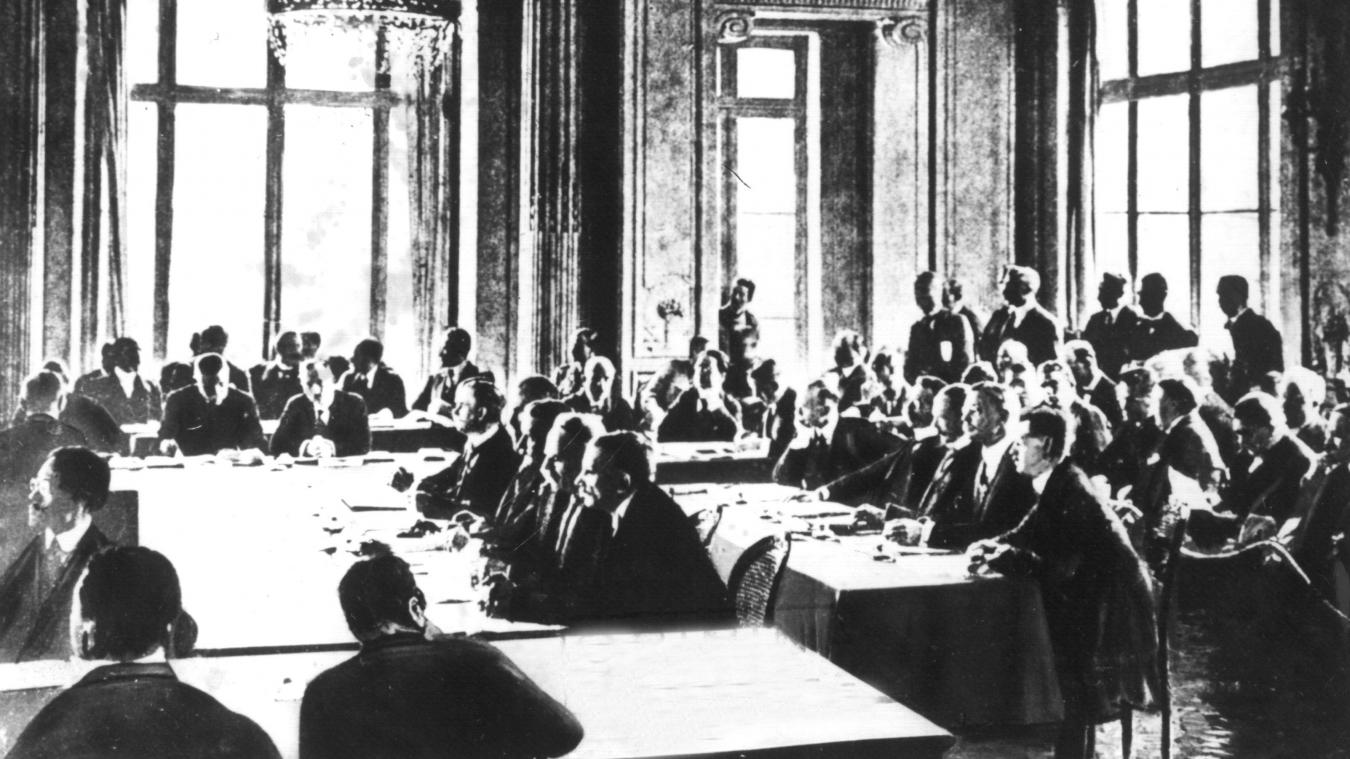 <p>Das Archivbild vom 7.Mai 1919 zeigt den Sitzungssaal in Versailles, wo der Text des Versailler Vertrags ausgearbeitet und der deutschen Delegation zugestellt wurde. Der Versailler Vertrag wurde am 28. Juni 1919 im Versailler Schloss zwischen Deutschland und 27 alliierten und assoziierten Mächten unterzeichnet und trat am 20. Januar 1920 in Kraft.</p>