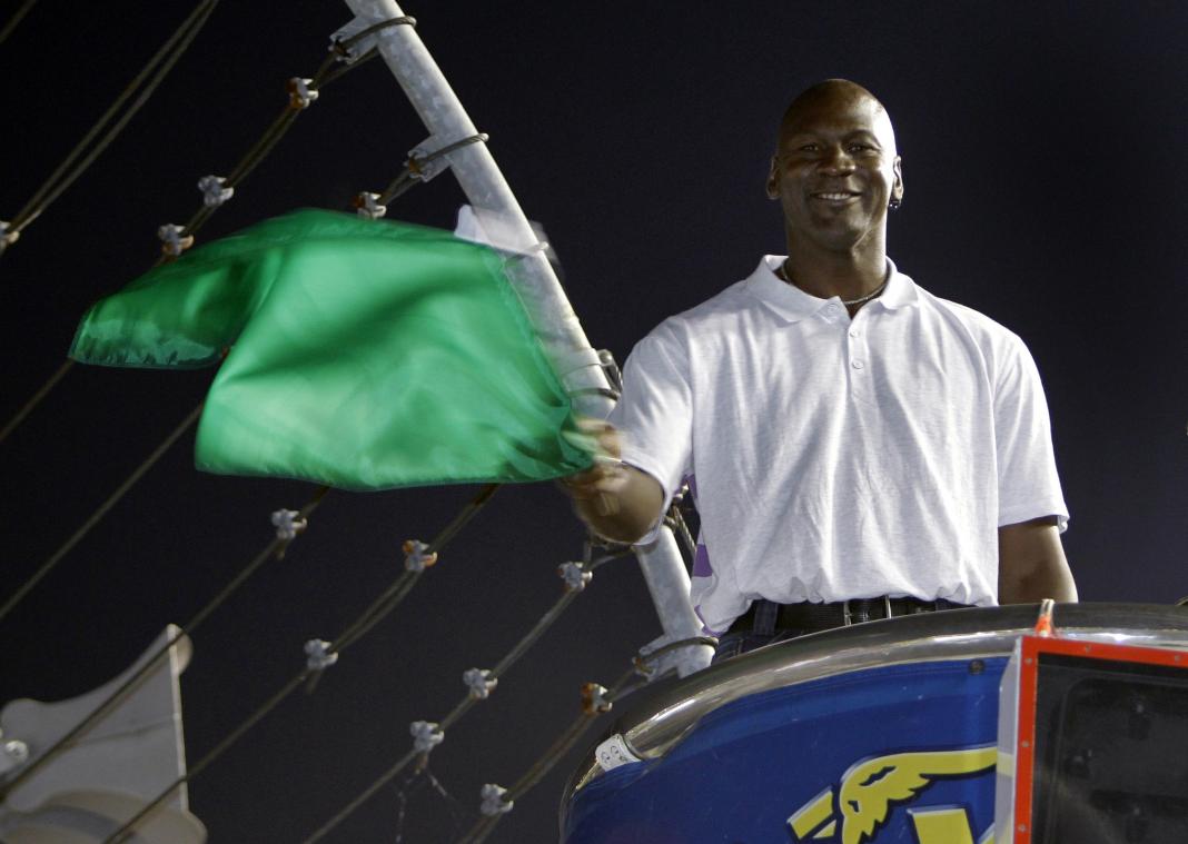 <p>Michael Jordan übt das Schwenken der grünen Flagge vor einem Nascar-All-Star-Autorennen.</p>
