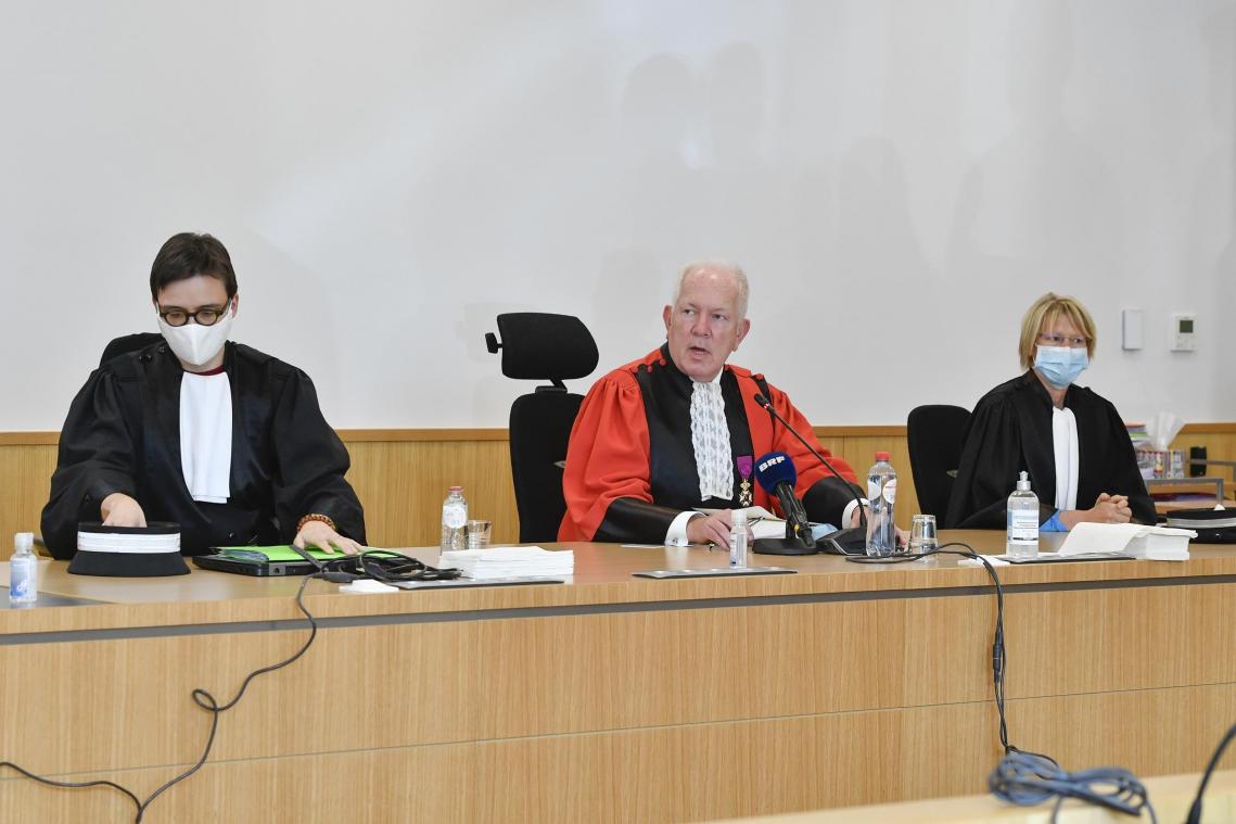 <p>Der Vorsitzende des Assisenhofes, Philippe Gorlé, hier neben den Berufsrichterinnen Cathèrine Brocal (links) und Nathalie Corman, verkündete am Mittwoch kurz nach 15 Uhr den Entscheid im ersten Assisenprozess in der DG.</p>
