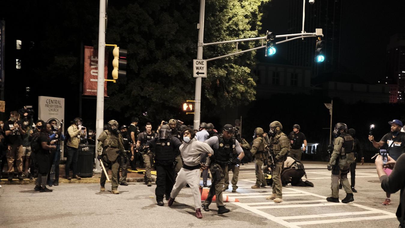 <p>Polizisten nehmen einen Demonstranten fest, bei einem Protest gegen die Justizentscheidung nach dem Tod von Breonna Taylor.</p>