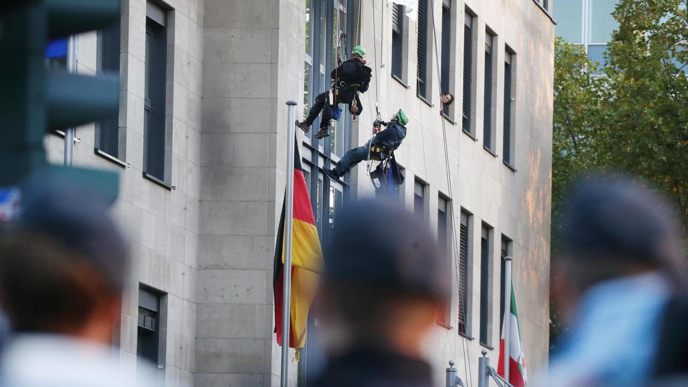 <p>Greenpeace-Aktivisten klettern an der Fassade der Staatskanzlei.</p>