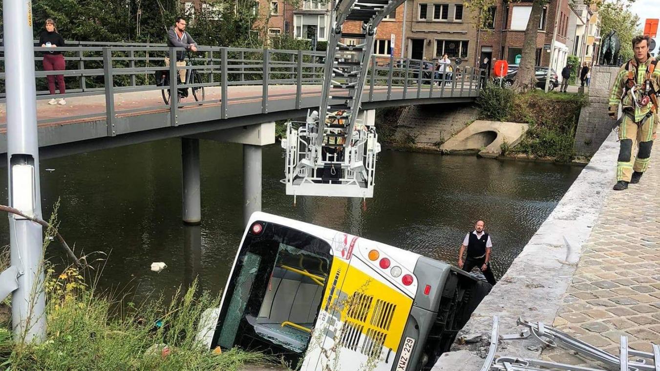 <p>Ein Bus auf Abwegen: Ein Fahrzeug von De Lijn ist am Donnerstag in einem Kanal gelandet.</p>