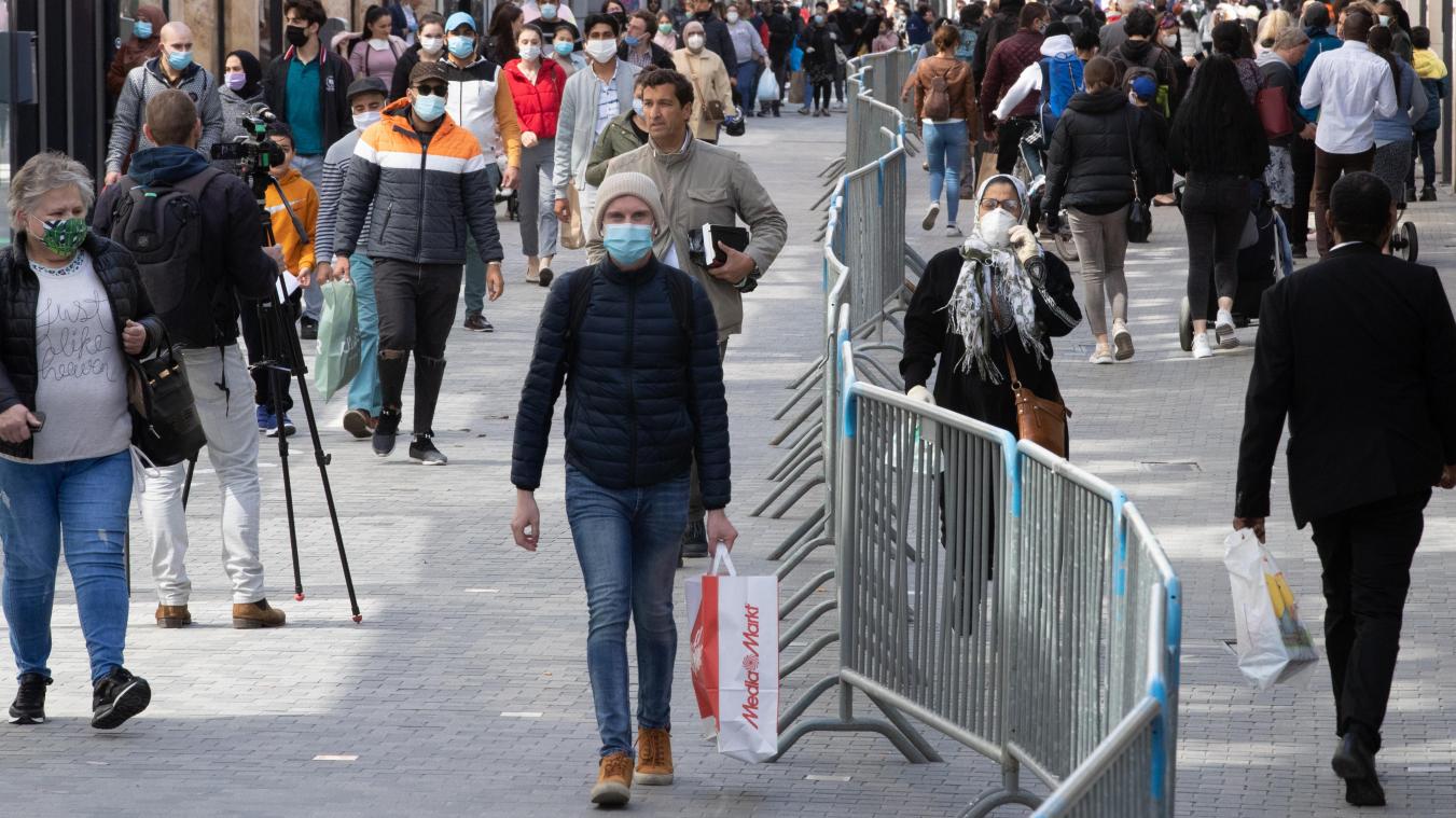 <p>Ab dem 1. Oktober wird das Tragen von Mund-Nasenschutz-Masken im gesamten öffentlichen Raum Brüssels an stark frequentierten Orten wie Geschäften und auf Schulgeländen weiterhin Pflicht sein.</p>