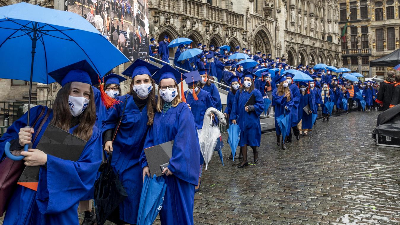 <p>In Königsblau: Die Studenten der Freien Uni Brüssel haben am Montag auf der Brüsseler Grand’Place ihr Diplom erhalten.</p>