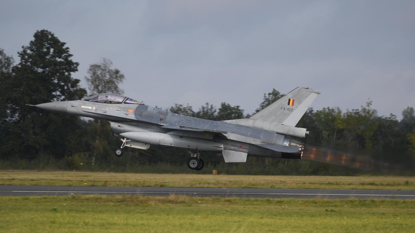<p>Abgehoben in Florennes: Am Dienstag sind vier belgsiche F-16-Kampfjets nach Jordanien aufgebrochen, um von dort aus ein Jahr lang Einsätze in Syrien und im Irak zu fliegen.</p>