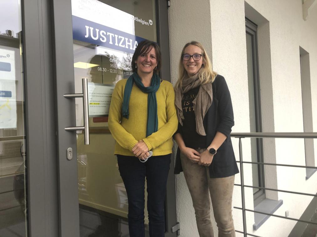 <p>Die Justizassistentinnen Sabine Demonthy (links) und Sarah Fickers sind im Justizhaus an der Aachener Straße in Eupen für die Opferbetreuung zuständig.</p>