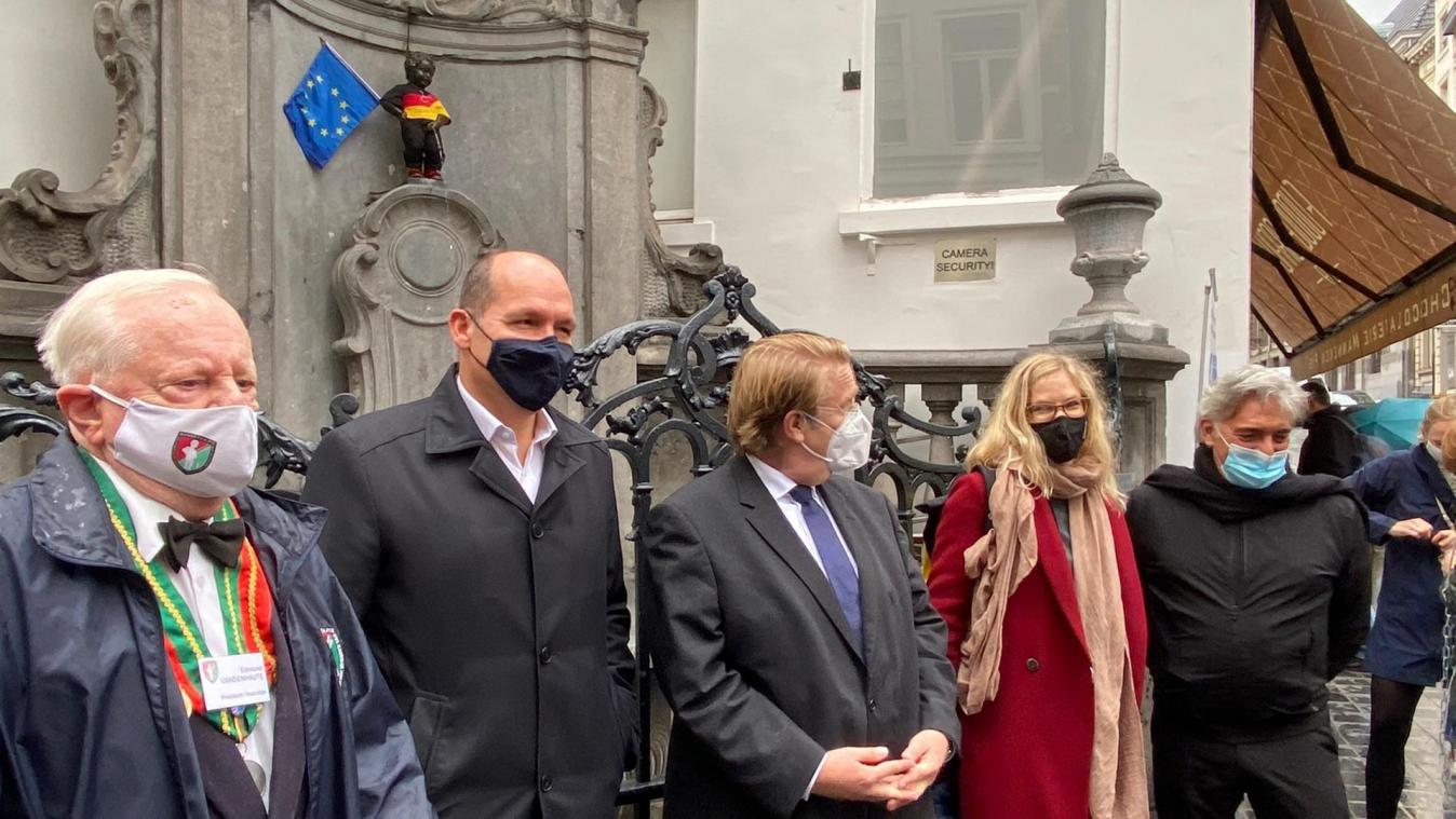 <p>Brüssels Bürgermeister Philippe Close (2.v.l) zusammen mit dem deutschen Botschafter Martin Kotthaus (3.v.l.) am Samstagvormittag vor dem Manneken Pis.</p>