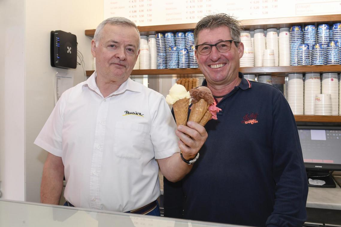 <p>Egidio Panciera (l.) und Bruno Creutz, Präsident des Vinzenz Vereins, hoffen, dass die Kundschaft am letzten Tag der Saison Schlange vor dem Eiscafé am Marktplatz stehen und großzügig spenden.</p>