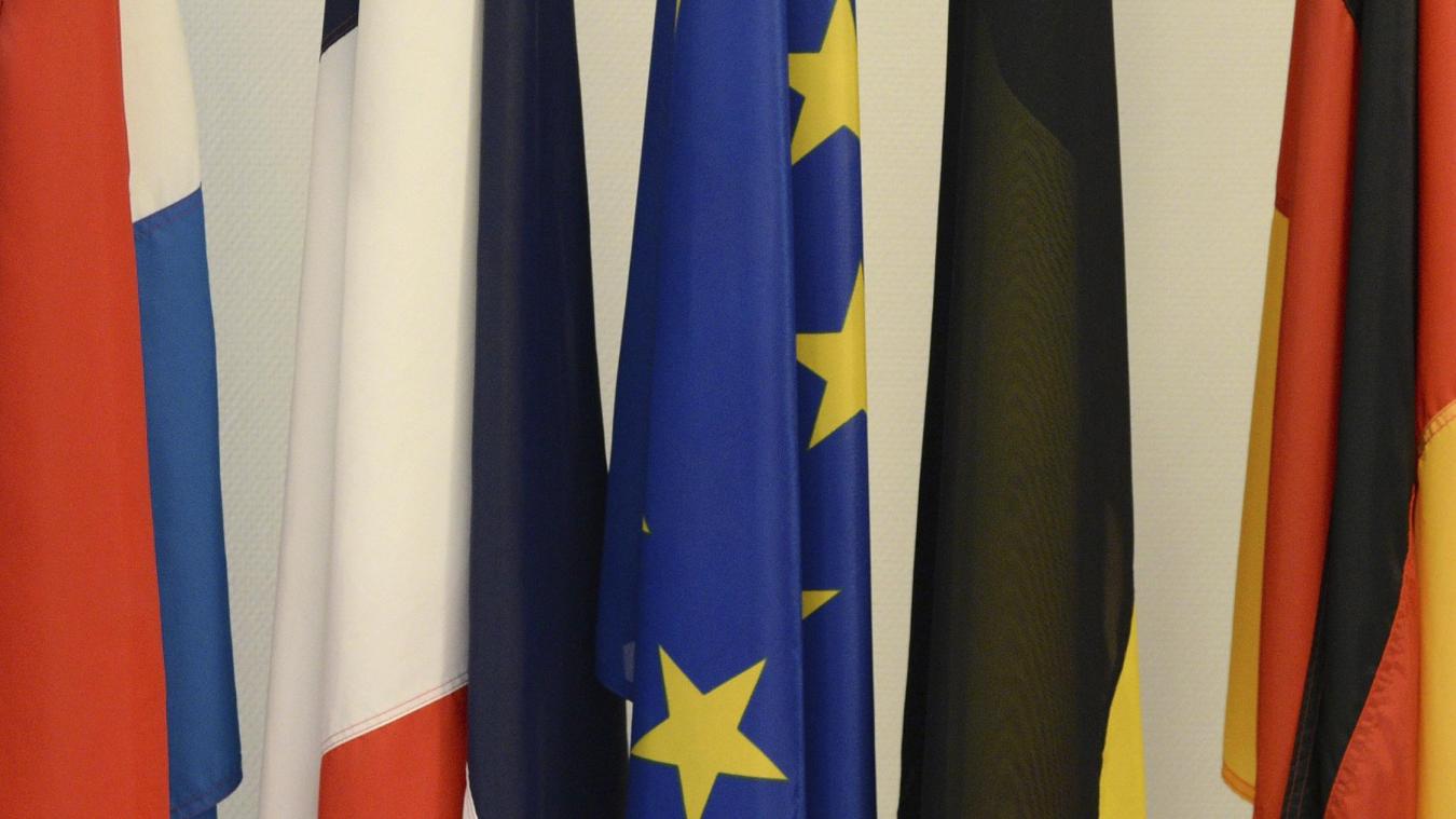 <p>Die vier Fahnen der Großregion Luxemburg, Frankreich, Deutschland und Belgien sind zusammen mit der Europafahne zu sehen.</p>