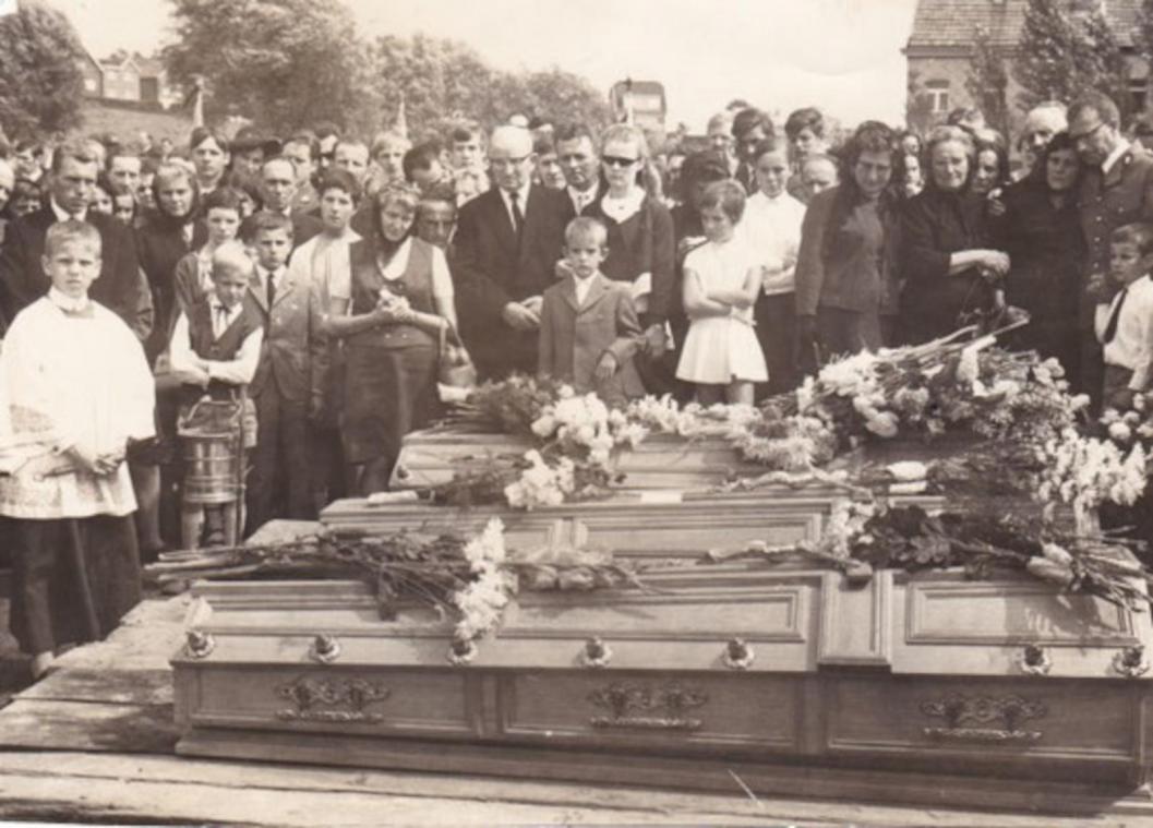<p>Das Begräbnis wurde von zahlreichen Menschen besucht. Die Abschiedsmesse wurde auf dem Kelmiser Kirchplatz zelebriert.</p>