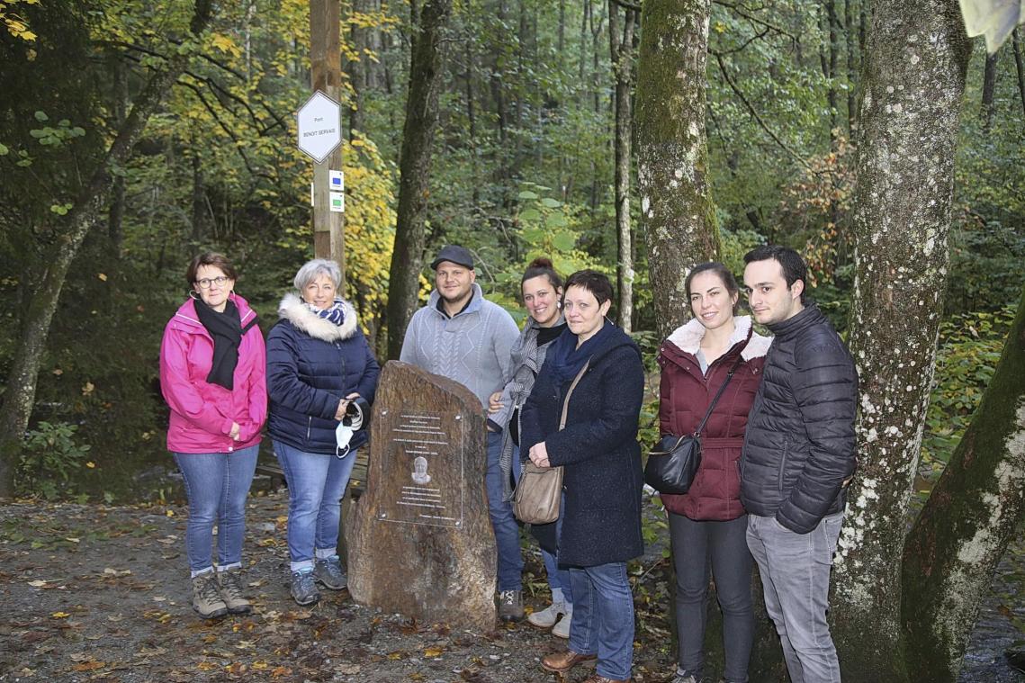 <p>Der Familie von Benoît Servais oblag es, den Gedenkstein direkt neben dem Holzsteg, der ebenfalls seinen Namen trägt, zu enthüllen.</p>