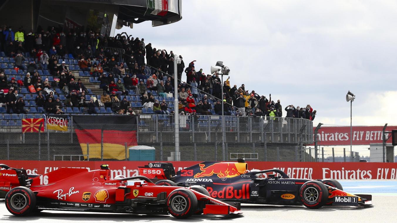 <p>Charles Leclerc (l.) aus Monaco vom Team Ferrari und Max Verstappen aus den Niederlanden vom Team Red Bull steuern ihre Fahrzeuge über die Strecke.</p>