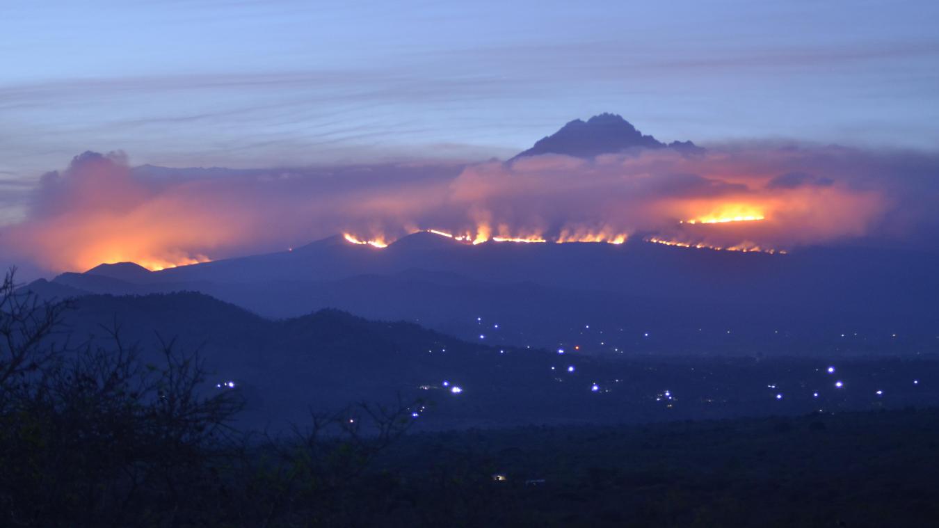 <p>Weithin sichtbar sind die Rauchwolken eines Feuers auf dem Kilimandscharo. Auf dem Kilimandscharo ist ein Feuer ausgebrochen.</p>