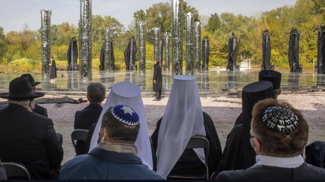 <p>Ukraine, Kiew: Kleriker besichtigen eine Kunstinstallation bei einer Gedenkveranstaltung an der Gedenkstätte Babi Jar. Deutsche Truppen ermordeten während der Besatzung der ukrainischen Hauptstadt an dem Ort im September 1941 über 33.000 Menschen.</p>