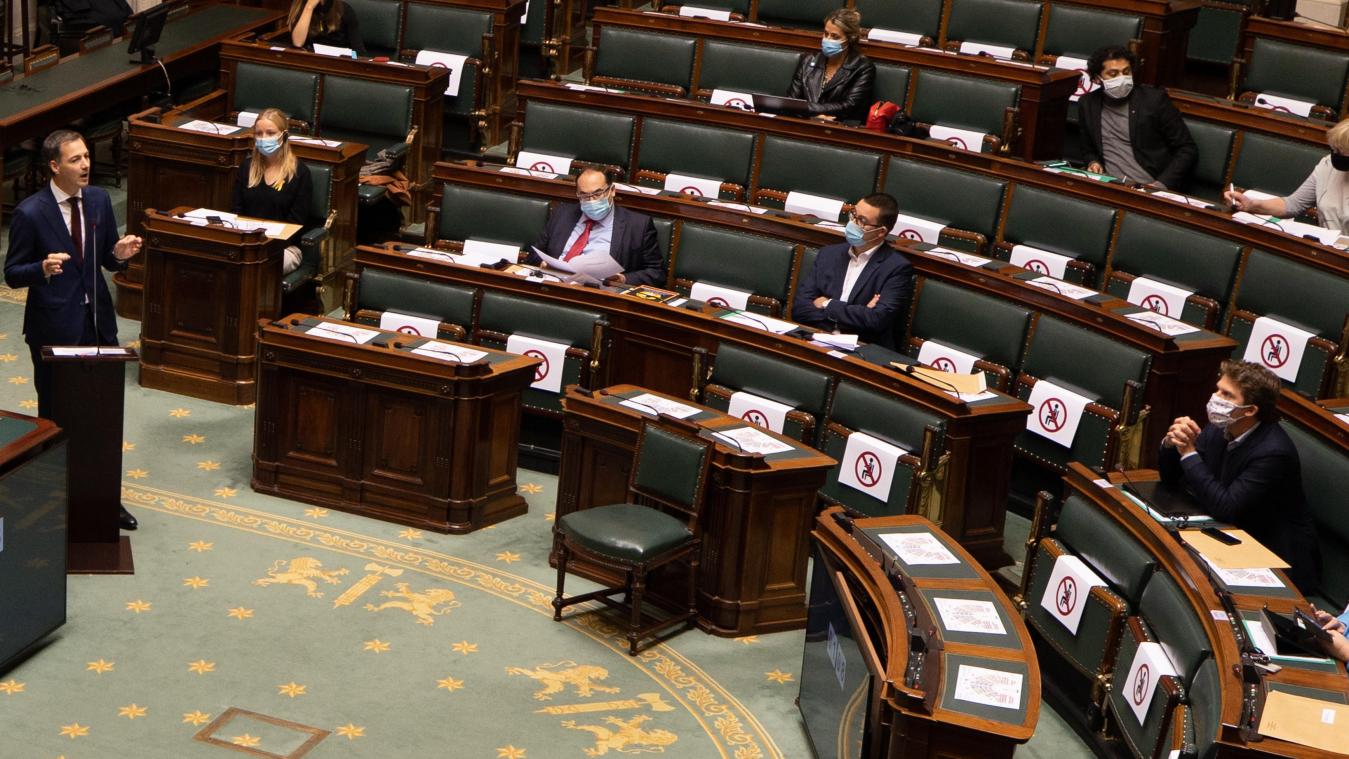 <p>Premier De Croo (l.) im Plenarsaal der Kammer, wo die Zahl der Abgeordneten wegen Corona stark eingeschränkt ist.</p>
