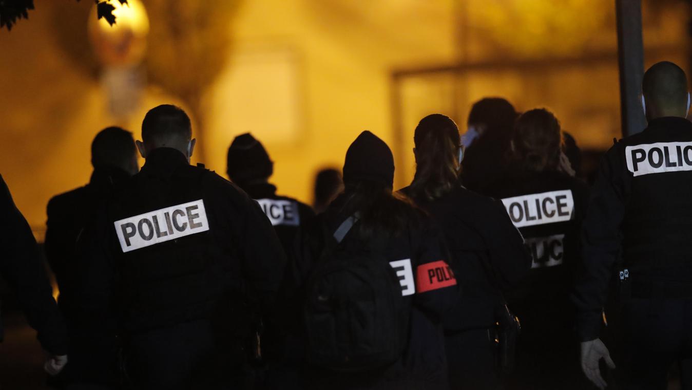 <p>Polizisten versammeln sich vor einer Schule, dem Tatort einer brutalen Messerattacke. Ein Geschichtslehrer ist ersten Erkenntnissen zufolge in der Nähe von Paris von einem Angreifer enthauptet worden.</p>