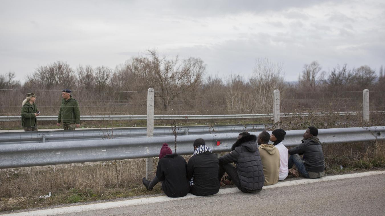 <p>März 2020, Griechenland, Didymoteicho: Sechs Migranten aus Togo in Afrika sitzen auf einer Straße, nachdem sie, aus der Türkei kommend, den Grenzfluss Mariza, der auch Evros heißt, durchquert hatten und von griechischen Soldaten festgenommen worden waren.</p>
