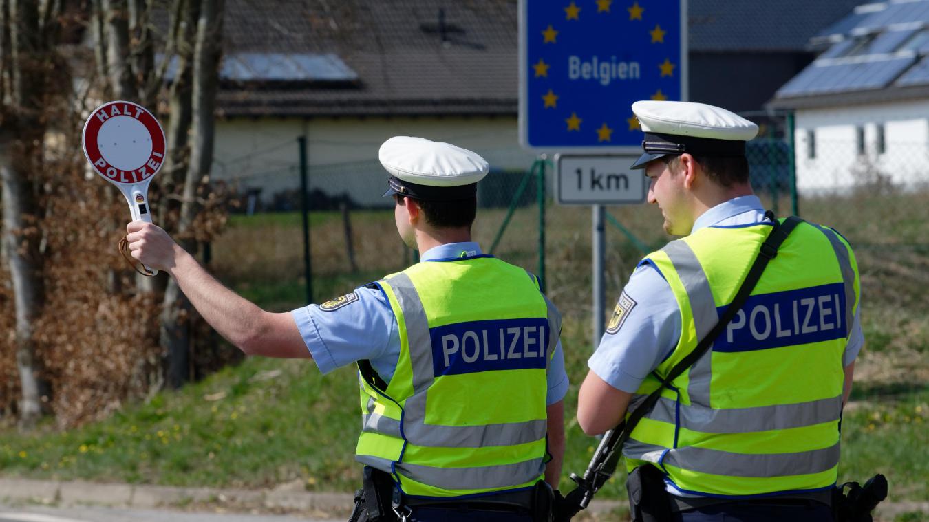 <p>Deutsche Bundespolizisten Kontrollieren an der Grenze zu Belgien bei Monschau in der Eifel ein aus Belgien kommendes Auto. Heiko Maas warnte vor erneuten Grenzschließungen.</p>
