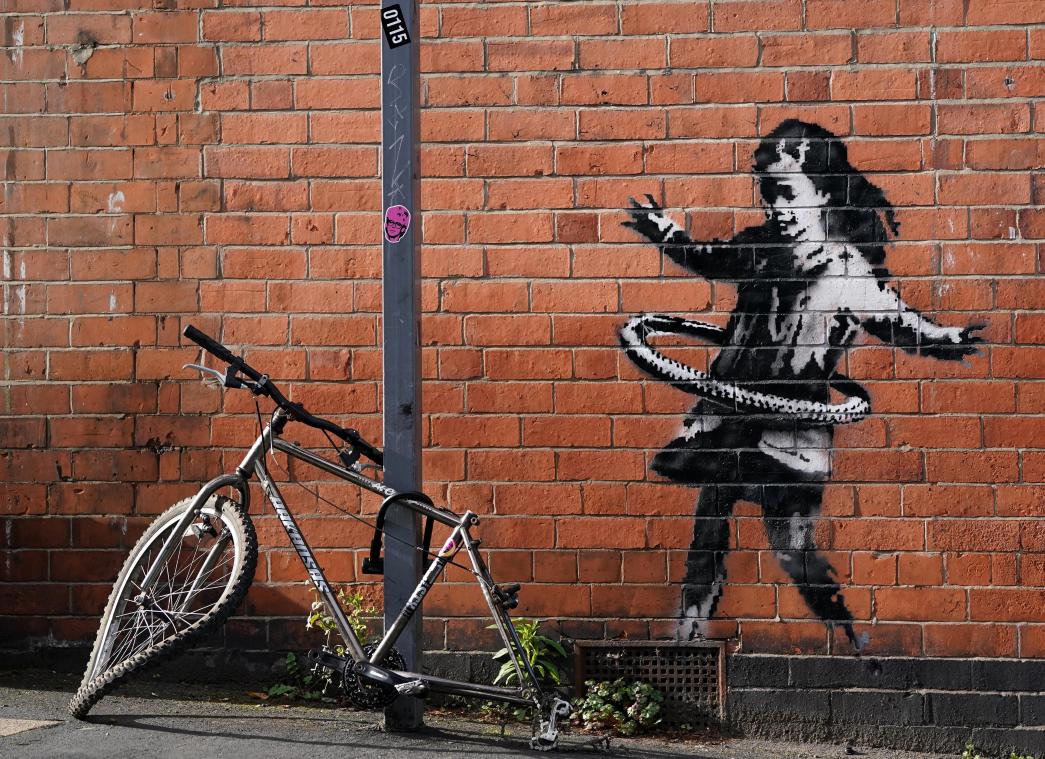 <p>Das neueste Street-Art-Werk des britischen Künstlers Banksy auf einer Backsteinfassade in der Rothesay Avenue zeigt ein Mädchen, das mit einem Hula Hoop Reifen spielt.</p>