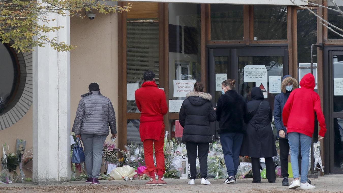 <p>Conflans-Sainte-Honorine: Schüler gedenken vor einer Schule einem Lehrer, der bei einer mutmaßlich terroristisch motivierten Tat ermordet wurde.</p>