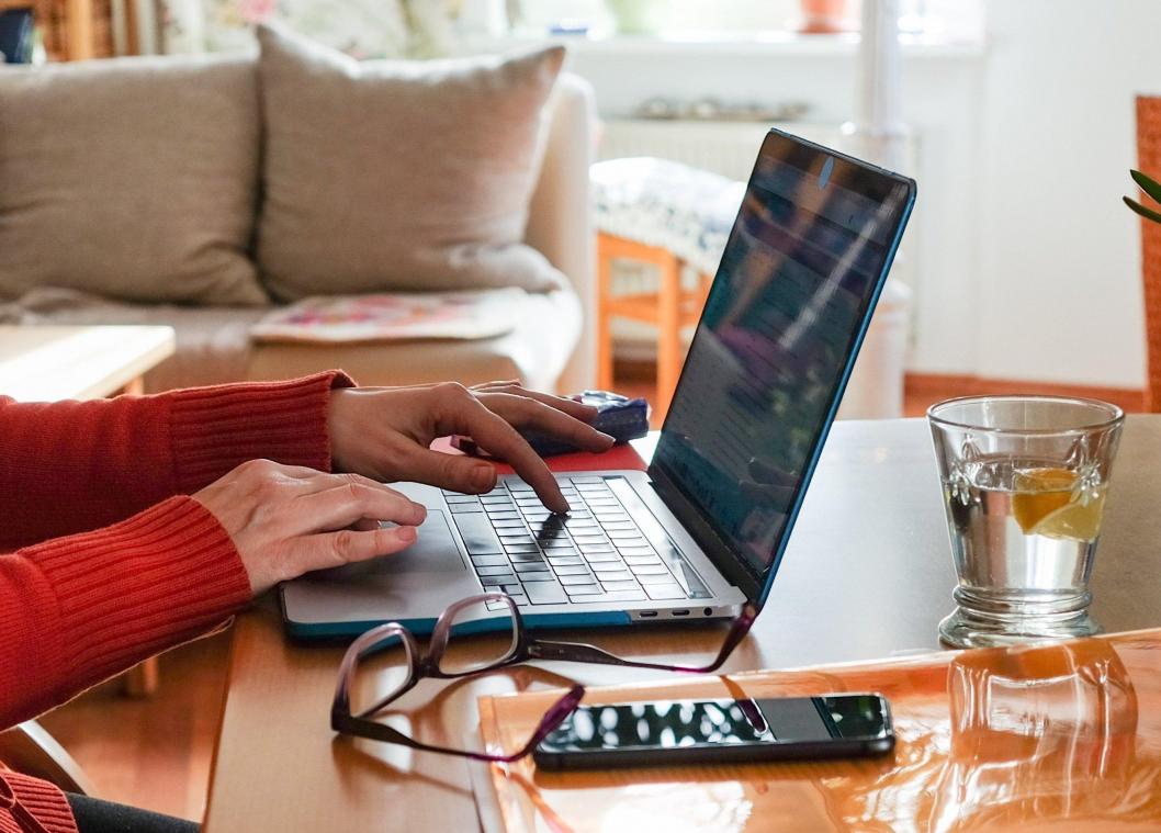 <p>Alle belgischen Betriebe, in denen dies möglich ist, müssen ihre Arbeitnehmer seit Montag von zu Hause aus arbeiten lassen. Laut Berechnungen wird Homeoffice in der kalten Jahreszeit den betroffenen Arbeitnehmern Mehrkosten bei den Energierechnungen verursachen.</p>