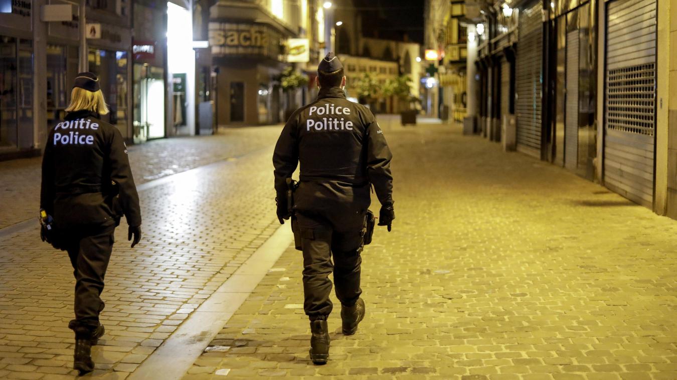 <p>Zwei Polizisten auf Streife durch die verlassene Brüsseler Innenstadt während der nächtlichen Ausgangssperre, die seit Montag gilt.</p>