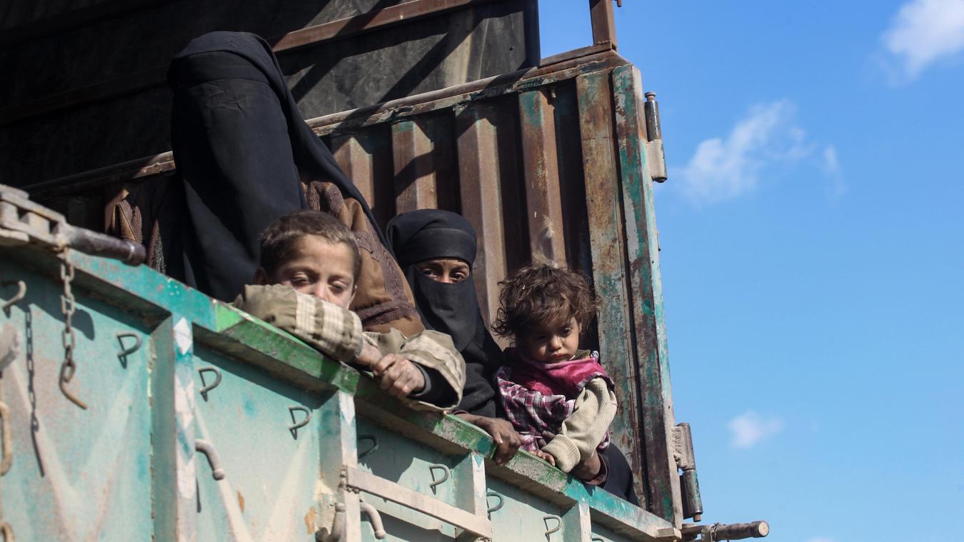 <p>Diese Aufnahme, die aus dem Jahr 2019 stammt, zeigt, wie Frauen und Kinder auf einem Lastwagen eines Konvois stehen, welcher Zivilisten und Familienangehörige von IS-Kämpfern aus der letzten Bastion der IS in Syrien in ein Zwischenlager evakuiert.</p>