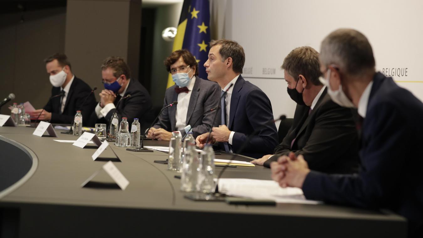 <p>Premier Alexander De Croo (Open VLD; Bildmitte) veruscht gemeinsam mit seinen Kollegen, Belgien aus der Krise zu führen.</p>