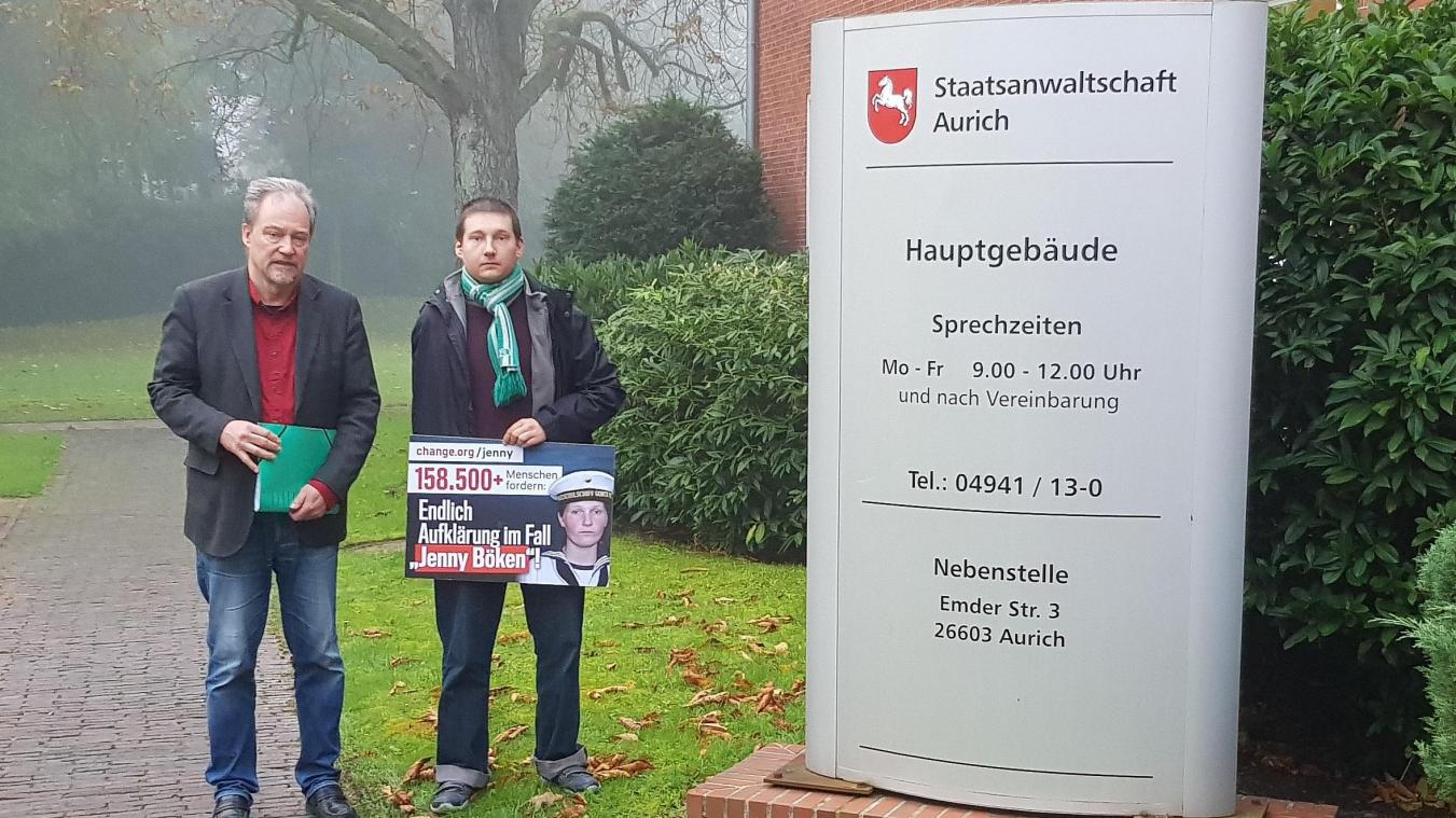 <p>Aurich: Uwe und Sven Böken (l-r), Vater und Bruder der auf der „Gorch Fock“ ums Leben gekommenen Soldatin Jenny Böken, stehen vor der Staatsanwaltschaft Aurich. Zwölf Jahre nach dem mysteriösen Tod der Kadettin Jenny Böken hat deren Vater am Freitag eine Strafanzeige bei der Staatsanwaltschaft in Aurich (Niedersachsen) gestellt.</p>