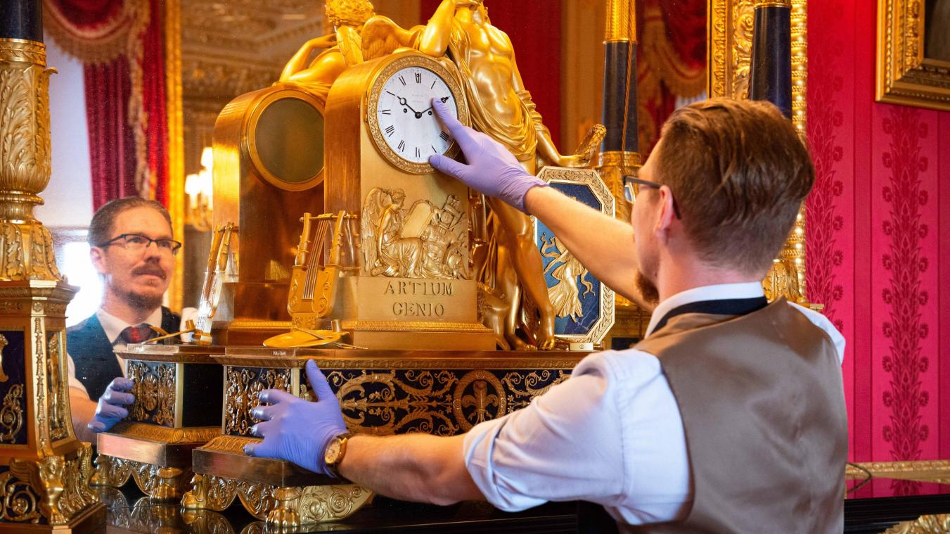 <p>Windsor: Uhrmacher Fjodor van den Broek stellt im Schloss Windsor eine französischen Kaminuhr aus dem frühen 19. Jahrhundert auf die Winterzeit um.</p>